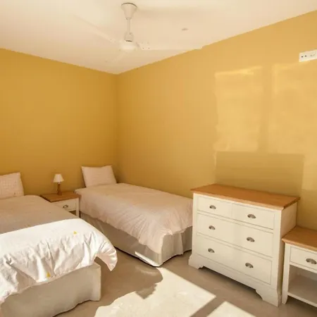 With 6 Bedrooms In *