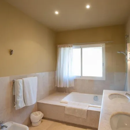 With 6 Bedrooms In Сasa de vacaciones *