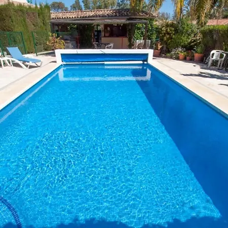 Сasa de vacaciones With 6 Bedrooms In *